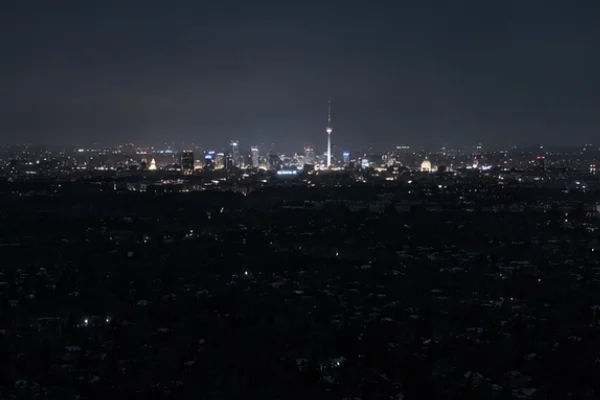 Stromausfall Berlin Nikolassee Nacht – Wohngebiet im Dunkeln, nur vereinzelte Notbeleuchtung sichtbar